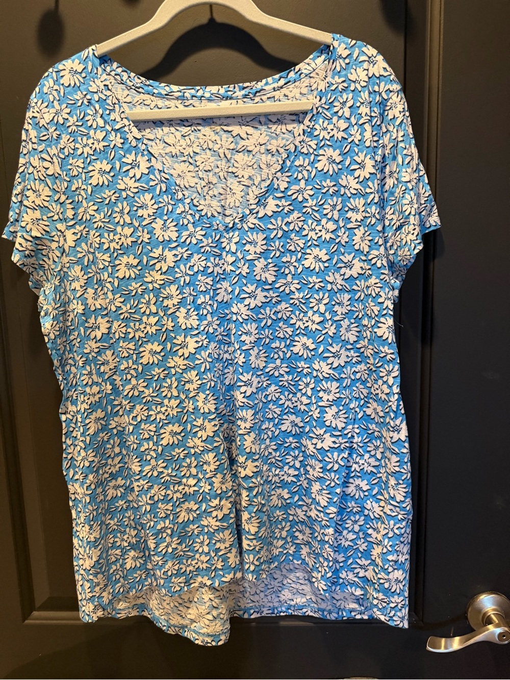 Lilly Pulitzer Blue and White Floral V-Neck Short Sleeve Top